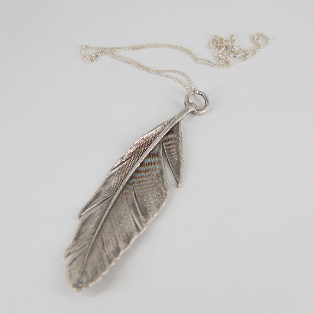 30 - Colgante pluma plata