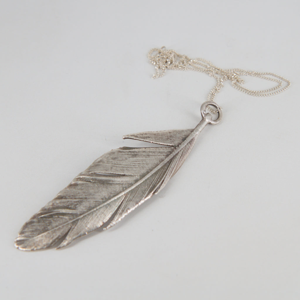 30 - Colgante pluma plata