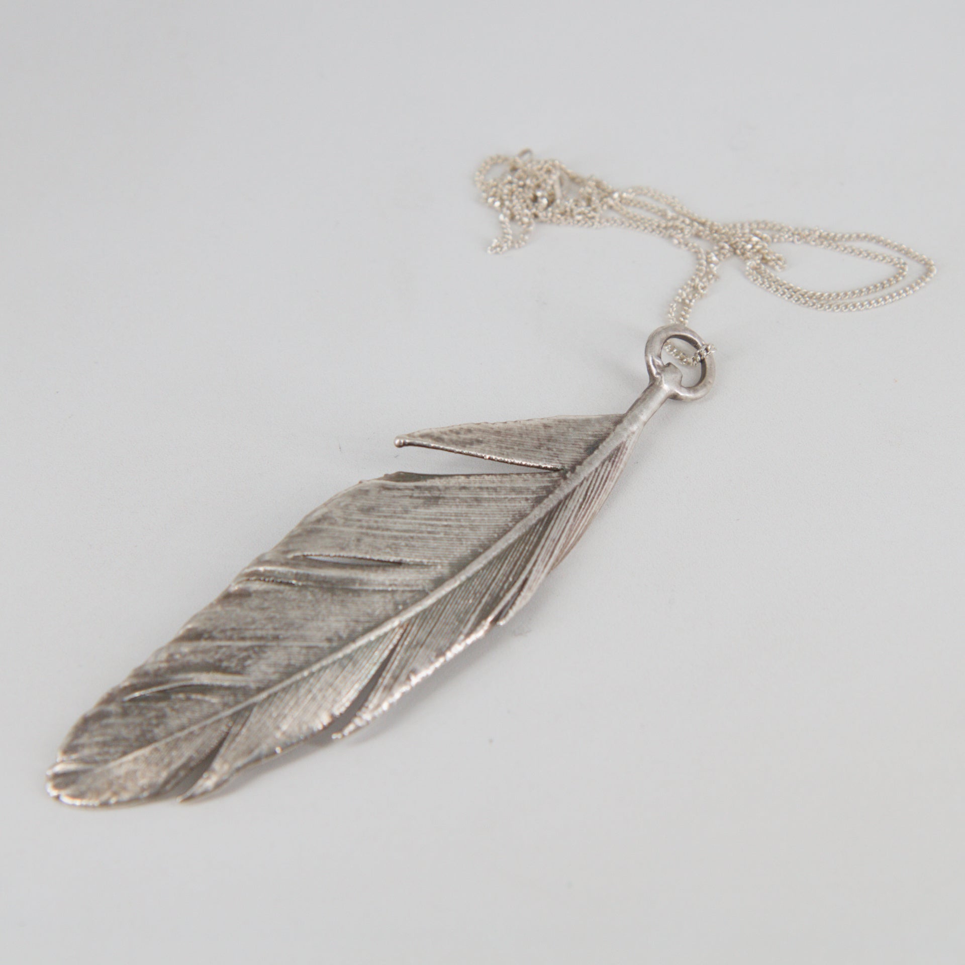 30 - Colgante pluma plata