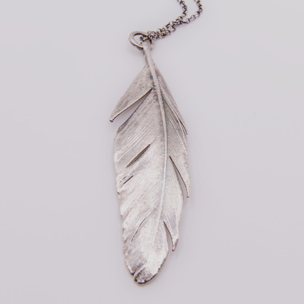 Colgante pluma de gallina plata