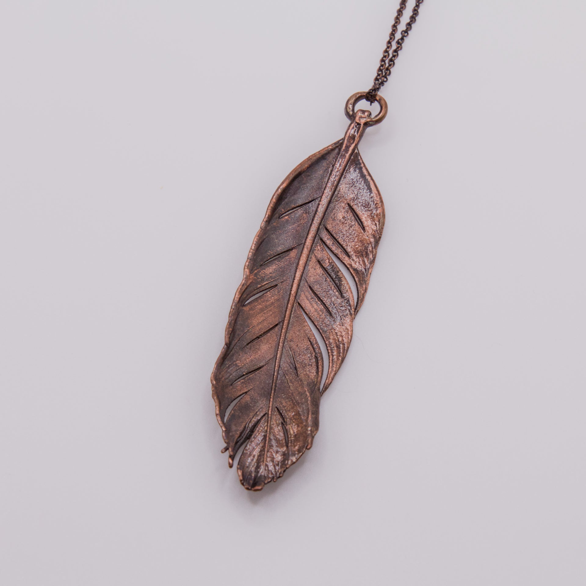 Colgante pluma gallina cobre