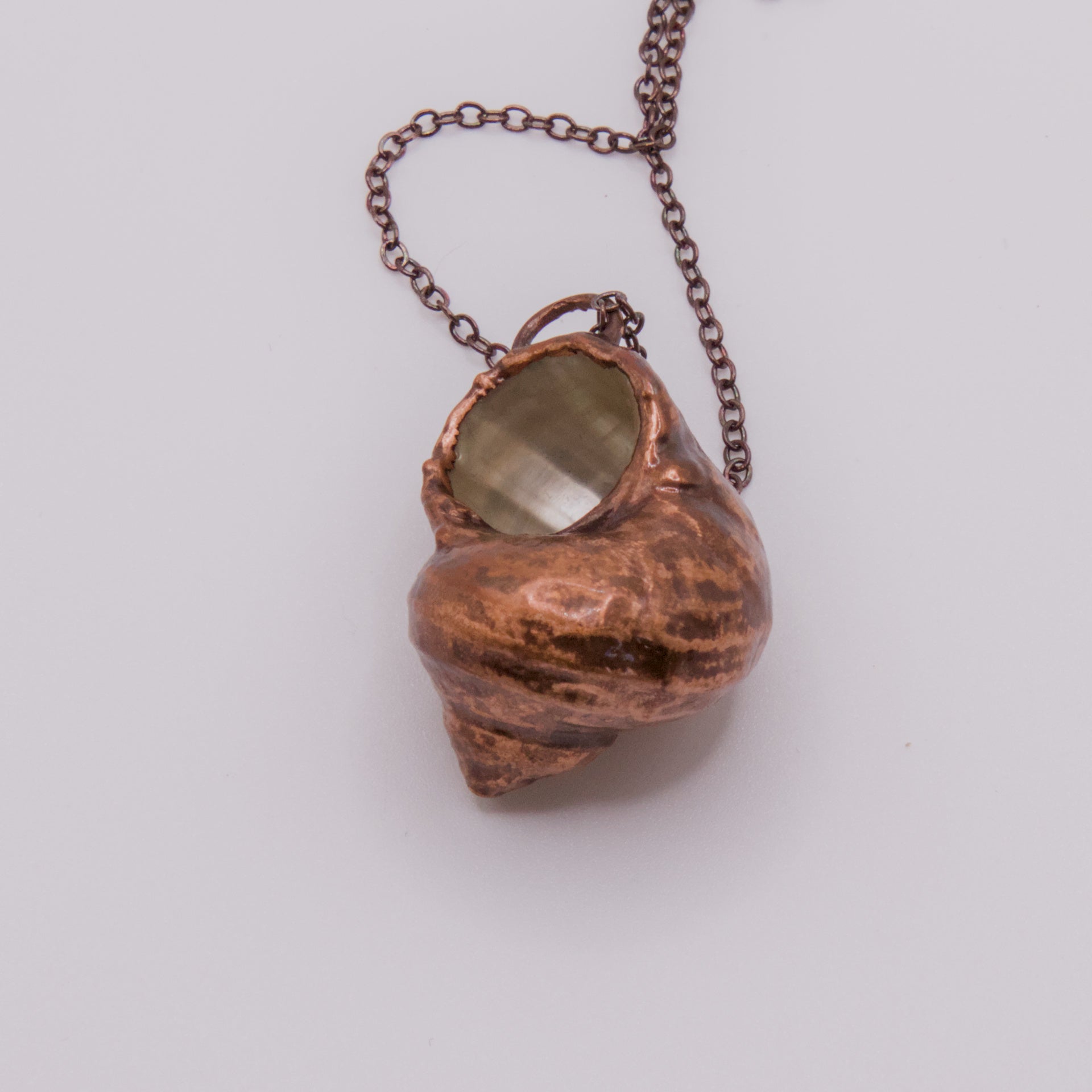 Colgante caracola marina cobre nácar I