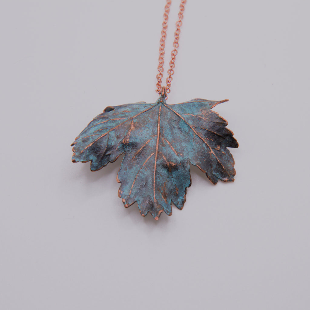 Colgante hoja de arce turquesa