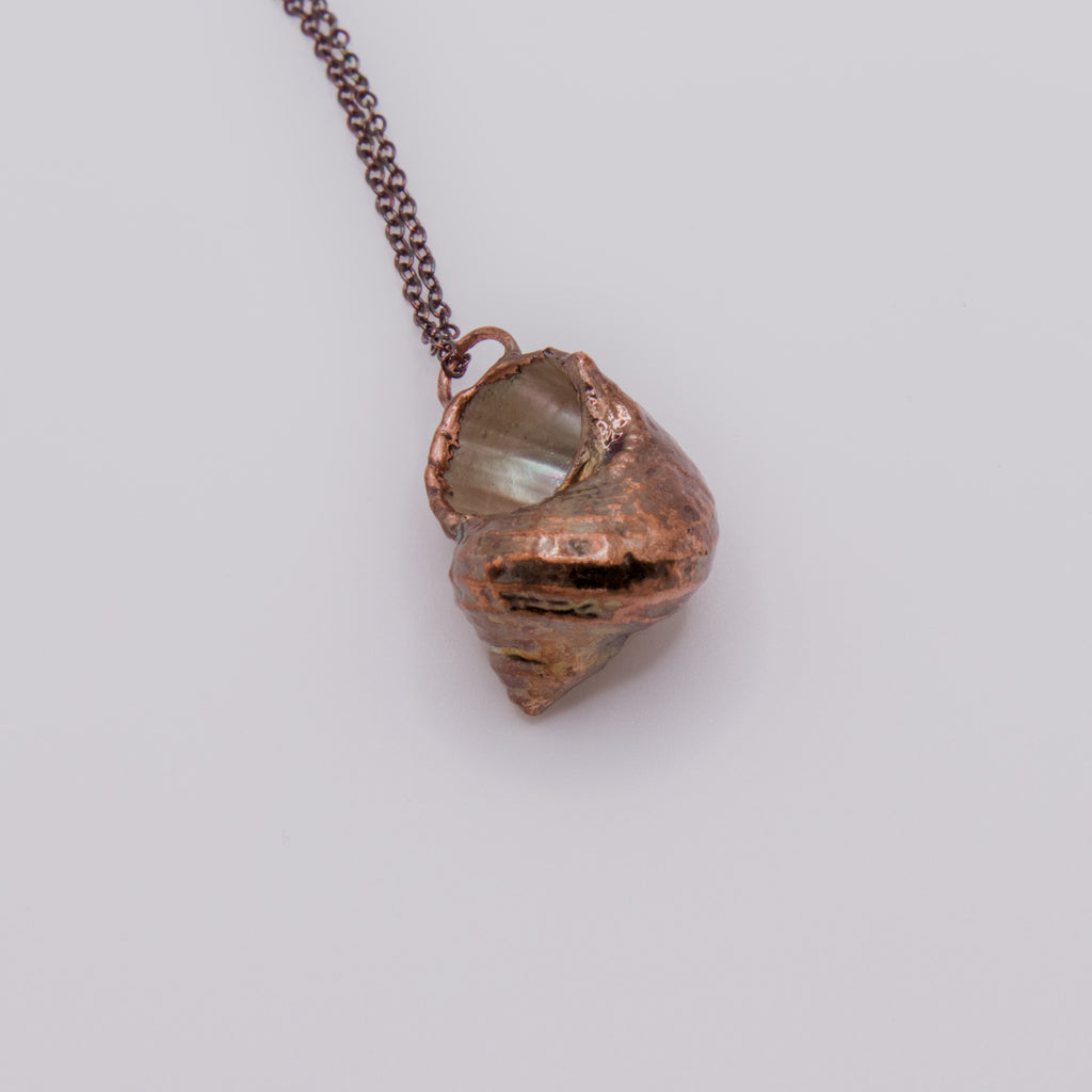 Colgante caracola marina cobre nácar II