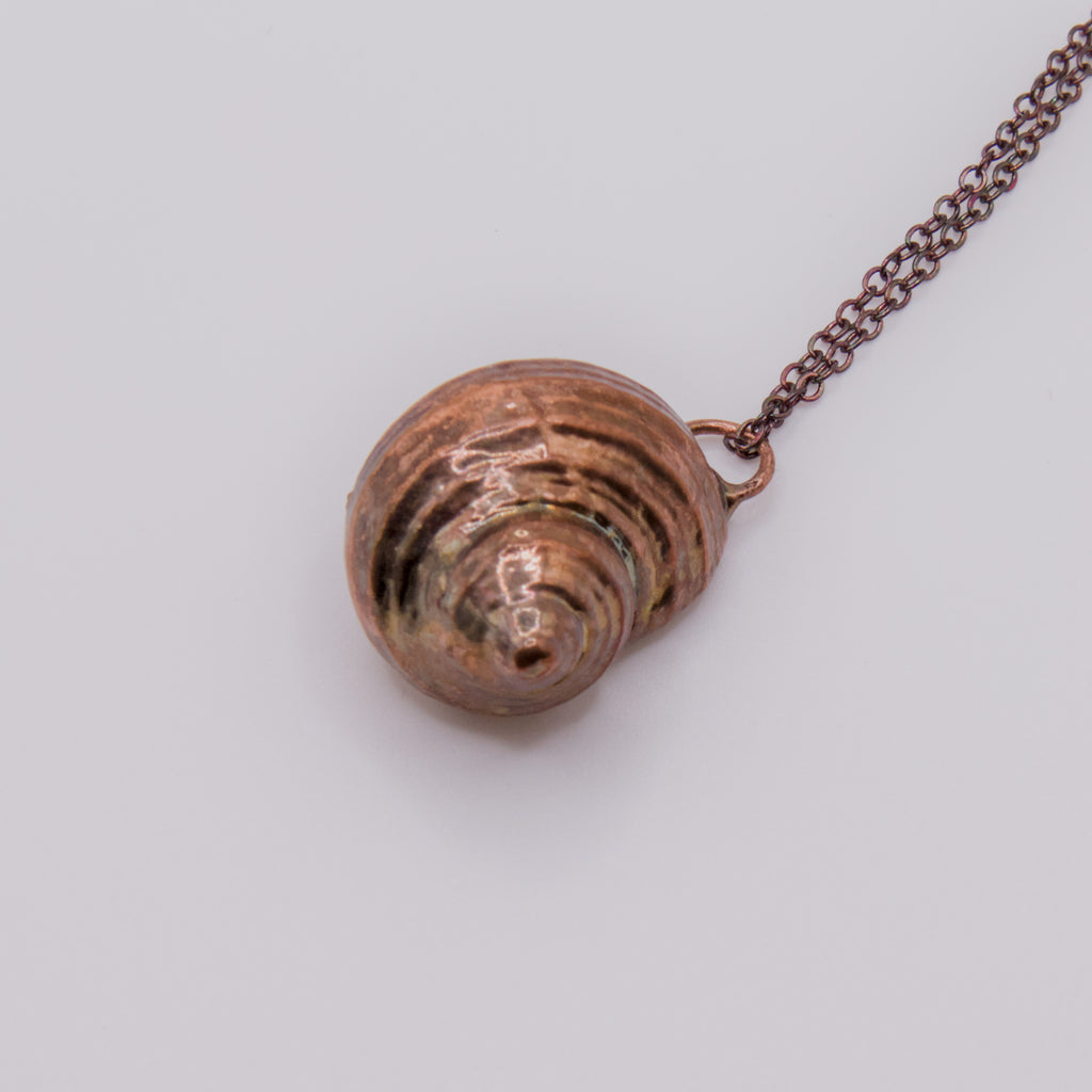 Colgante caracola marina cobre nácar II
