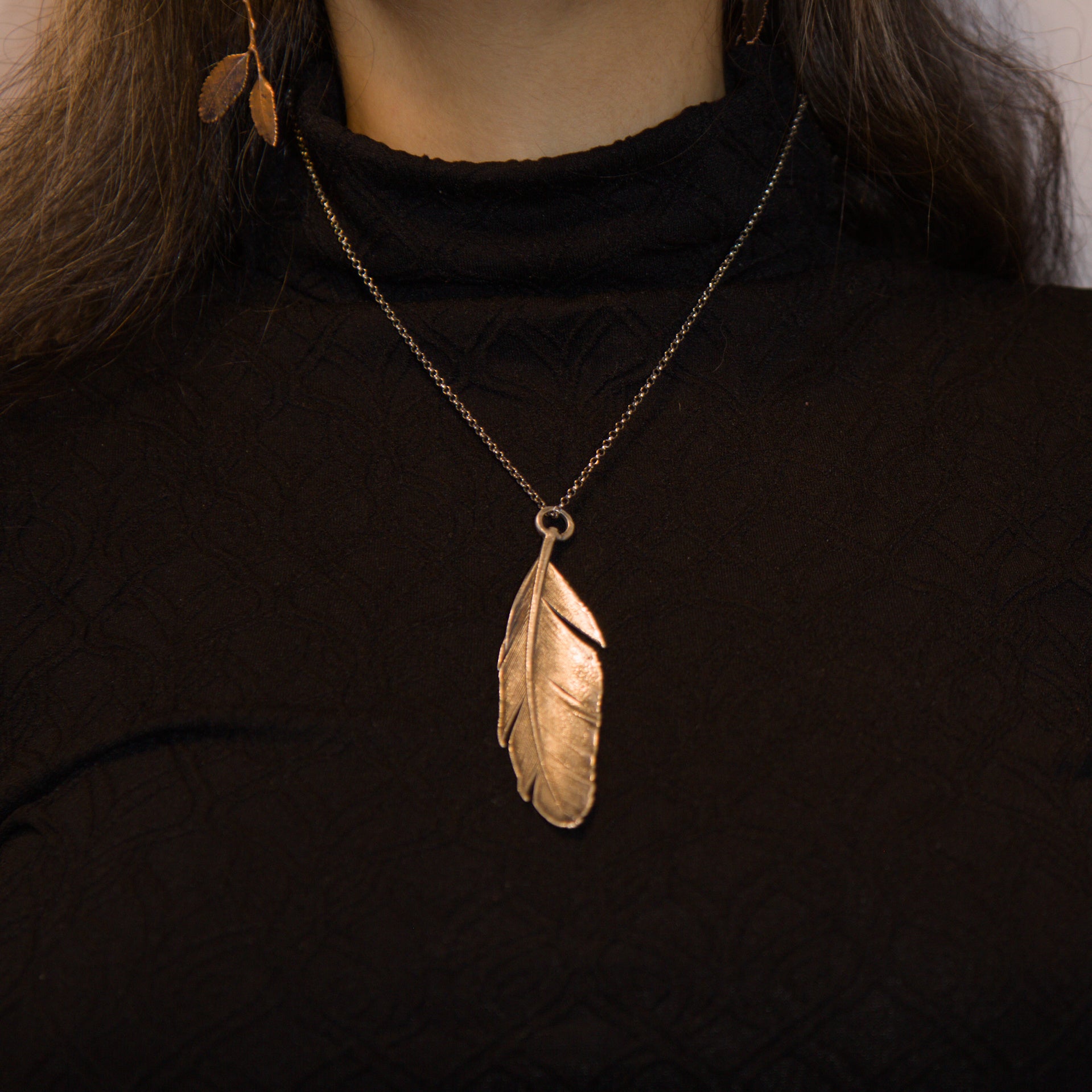 Colgante pluma de gallina plata
