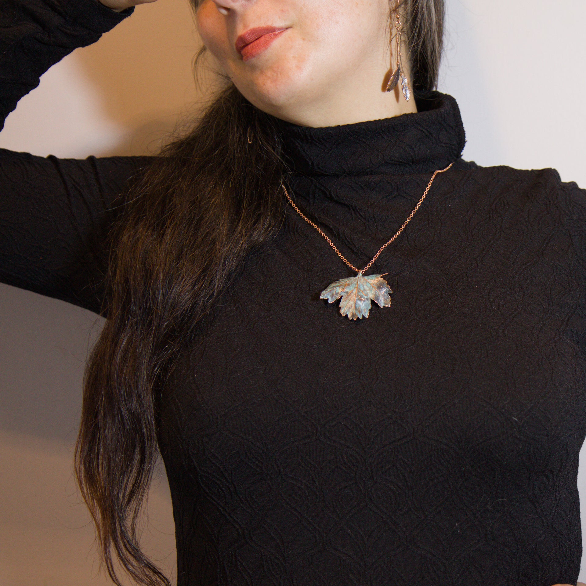 Colgante hoja de arce turquesa