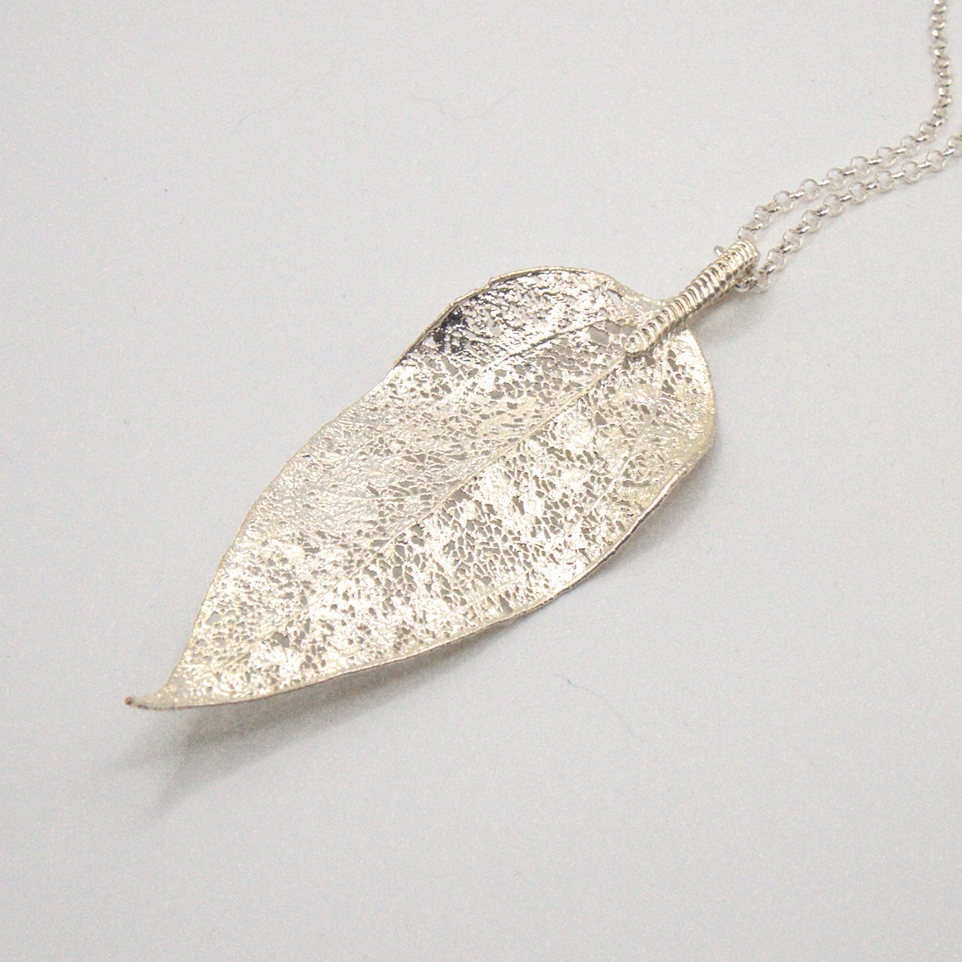 Hoja de copihue en plata