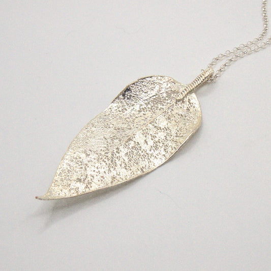 Hoja de copihue en plata