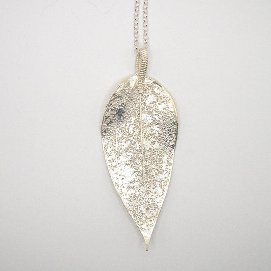 Hoja de copihue en plata