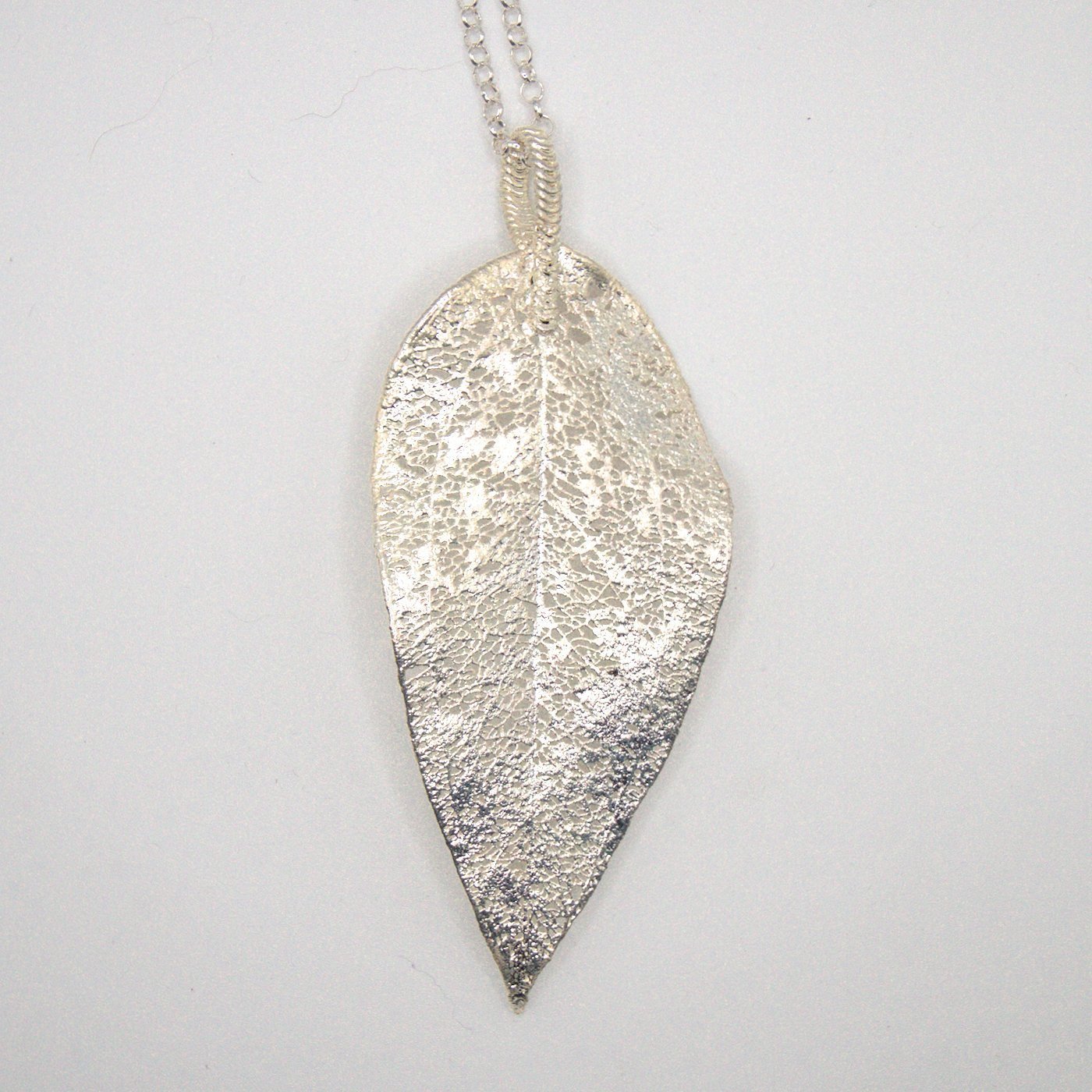 Hoja de copihue en plata